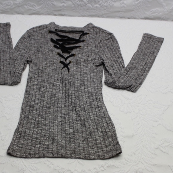 Sadie Robertson  Wild Blue SZ Small Grey Knit Top - Picture 2 of 5